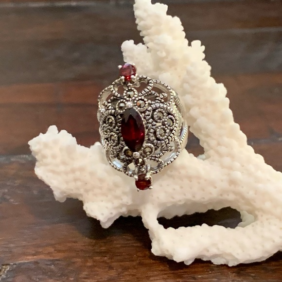 Sterling Silver Garnet and Marcasite Ring Size: 6 - Picture 5 of 9